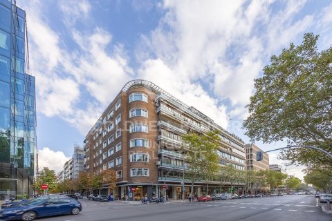 Apartment for sale in Madrid, Spain 4 bedrooms, 307 sq.m. No. 157771 - photo 2