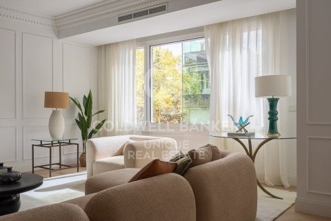 Apartment for sale in Madrid, Spain 4 bedrooms, 307 sq.m. No. 157771 - photo 6