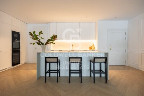 Apartment for sale in Madrid, Spain 4 bedrooms, 307 sq.m. No. 157771 - photo 9