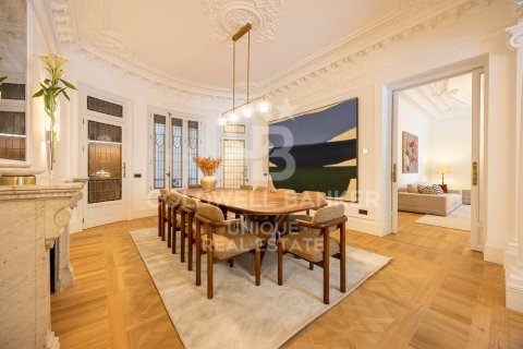 Apartment for sale in Madrid, Spain 4 bedrooms, 307 sq.m. No. 157771 - photo 8