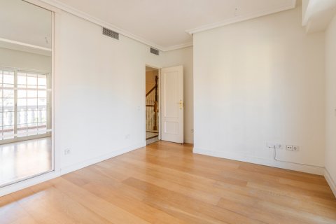 Townhouse for sale Madrid, Spain 7 bedrooms, 543 sq.m. No. 107990 - photo 24