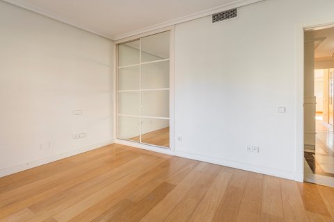 Townhouse for sale Madrid, Spain 7 bedrooms, 543 sq.m. No. 107990 - photo 23