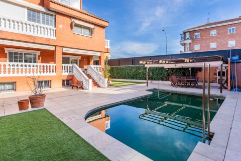 Townhouse for sale Madrid, Spain 7 bedrooms, 543 sq.m. No. 107990 - photo 1