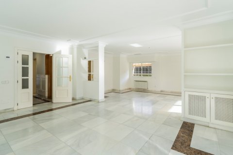 Townhouse for sale Madrid, Spain 7 bedrooms, 543 sq.m. No. 107990 - photo 13