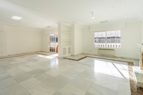 Townhouse for sale Madrid, Spain 7 bedrooms, 543 sq.m. No. 107990 - photo 12