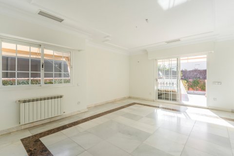 Townhouse for sale Madrid, Spain 7 bedrooms, 543 sq.m. No. 107990 - photo 9