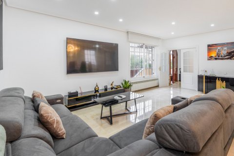 House for sale Madrid, Spain 6 bedrooms, 366 sq.m. No. 113763 - photo 9
