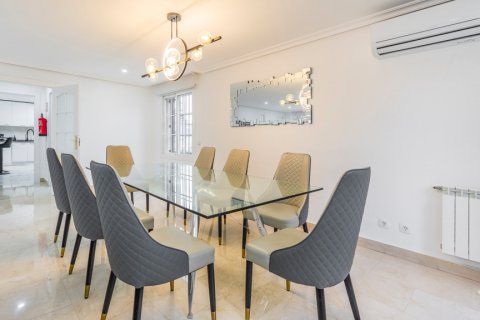 House for sale Madrid, Spain 6 bedrooms, 366 sq.m. No. 113763 - photo 10