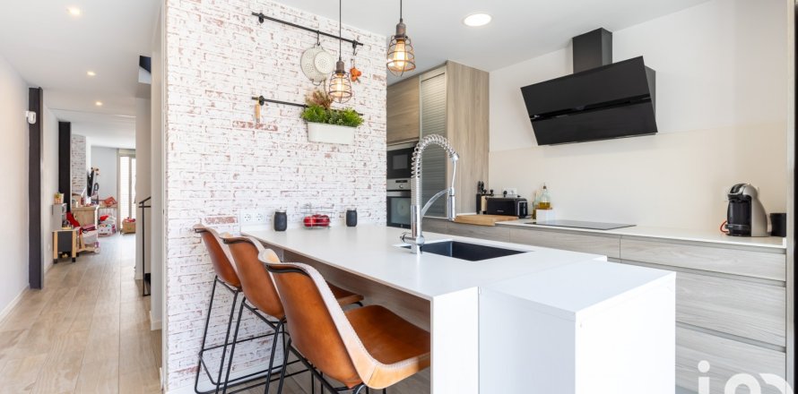 Дом в Сабадель, Барселона, Испания 4 спальни, 230м2 №153956