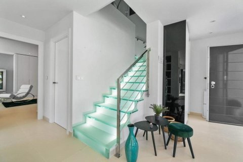 Villa for sale in Alicante, Spain 3 bedrooms, 204 sq.m. No. 149140 - photo 12