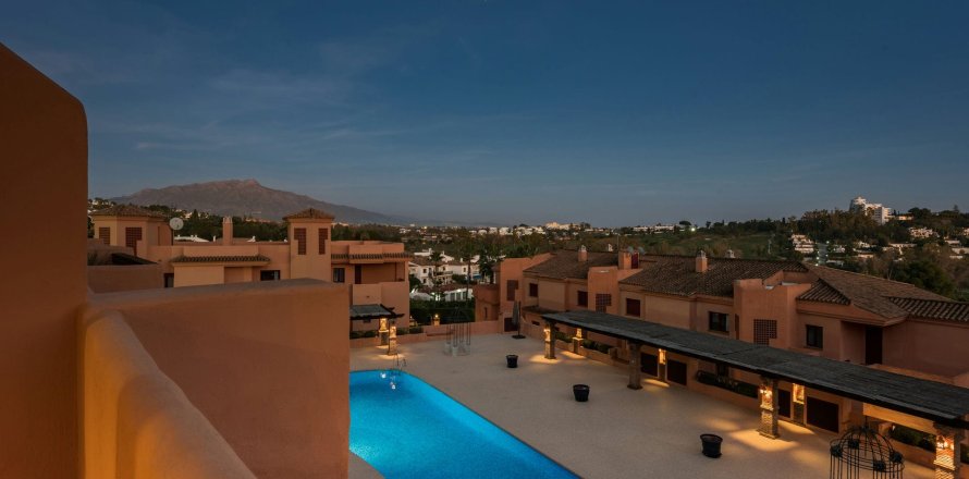 Квартира в Бенахавис, Малага, Испания 2 спальни, 80м2 №137050