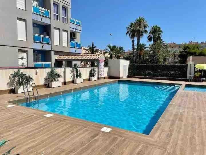 Apartamento en Torrevieja, Alicante, España 2 dormitorios, 55 m2 No. 195472