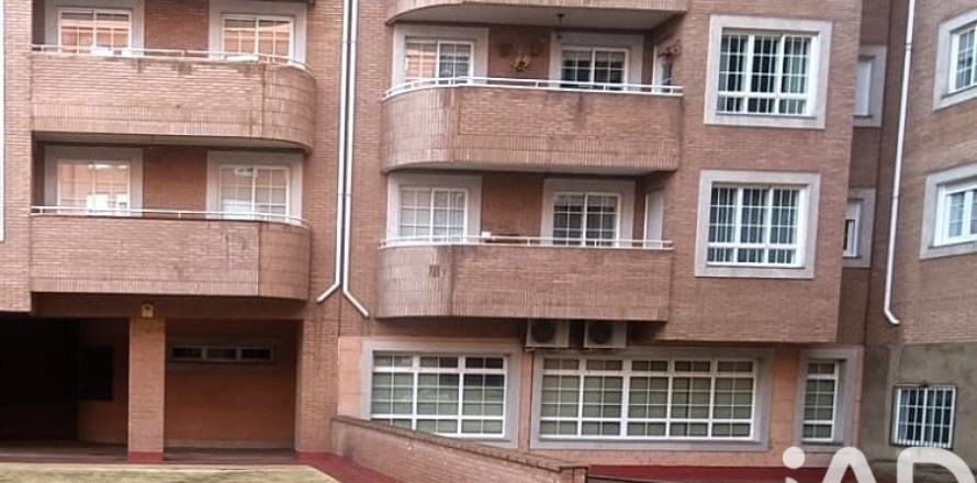 Commercial property in Leon, Spain 3 bedrooms, 215 sq.m. No. 172457