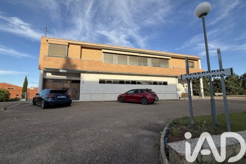 Commercial property for sale in Medina del Campo, Valladolid, Spain 1037 sq.m. No. 172168 - photo 2