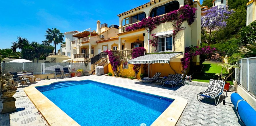 Villa in Alicante, Spain 3 bedrooms, 131 sq.m. No. 189736