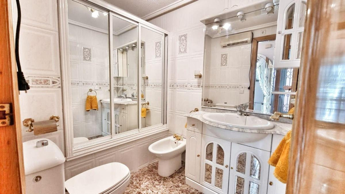Apartamento en Torrevieja, Alicante, España 1 dormitorio, 51 m2 No. 183756