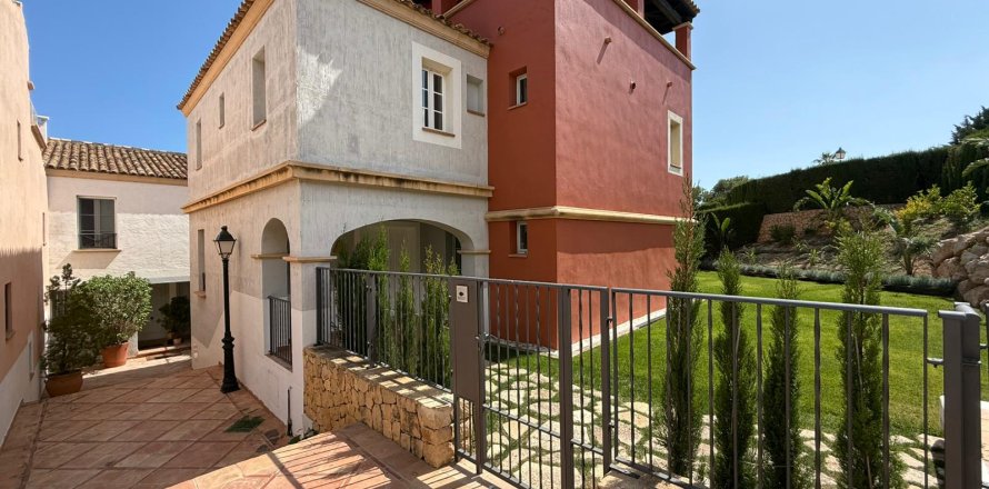 Townhouse in Alicante, Spain 5 bedrooms, 316 sq.m. No. 196791