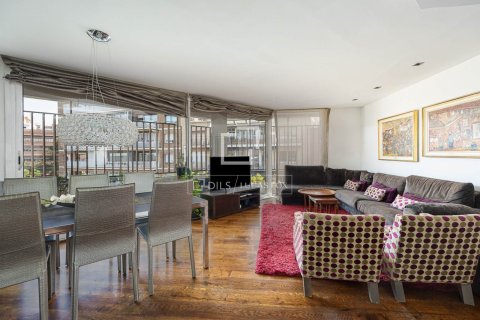 Продажа квартиры в Барселона, Испания 3 спальни, 124м2 №192671 - фото 2