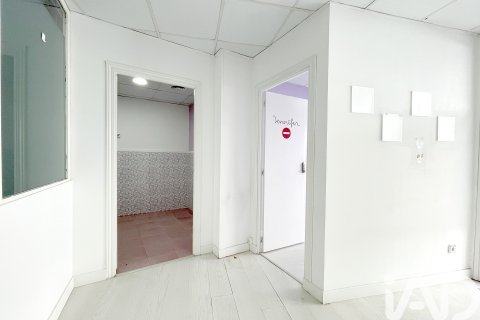 Liikekiinteistö vuokrattavana Sabadell, Barcelona, Espanja, 8 makuuhuonetta, 240 m2 No. 154293 - kuva 8