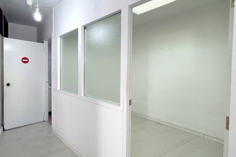 Liikekiinteistö vuokrattavana Sabadell, Barcelona, Espanja, 8 makuuhuonetta, 240 m2 No. 154293 - kuva 18