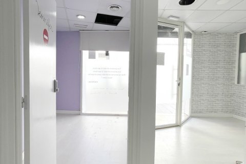 Liikekiinteistö vuokrattavana Sabadell, Barcelona, Espanja, 8 makuuhuonetta, 240 m2 No. 154293 - kuva 13