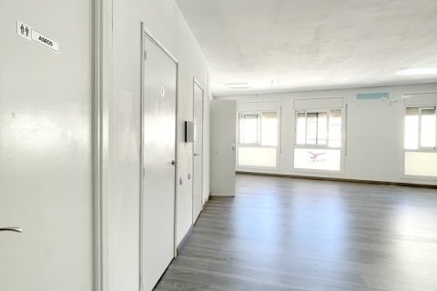 Liikekiinteistö vuokrattavana Sabadell, Barcelona, Espanja, 8 makuuhuonetta, 240 m2 No. 154293 - kuva 27