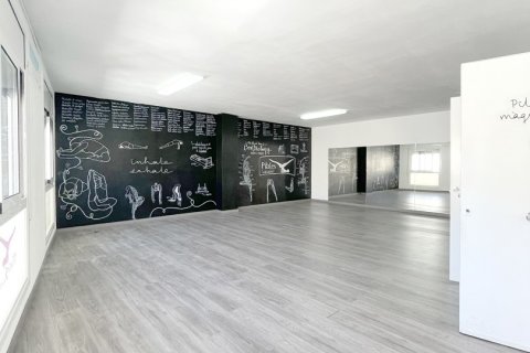 Liikekiinteistö vuokrattavana Sabadell, Barcelona, Espanja, 8 makuuhuonetta, 240 m2 No. 154293 - kuva 26