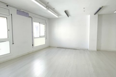 Liikekiinteistö vuokrattavana Sabadell, Barcelona, Espanja, 8 makuuhuonetta, 240 m2 No. 154293 - kuva 16