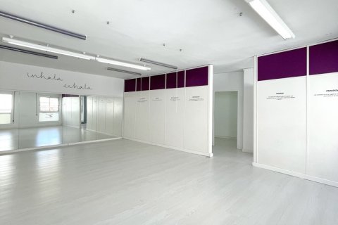 Liikekiinteistö vuokrattavana Sabadell, Barcelona, Espanja, 8 makuuhuonetta, 240 m2 No. 154293 - kuva 17