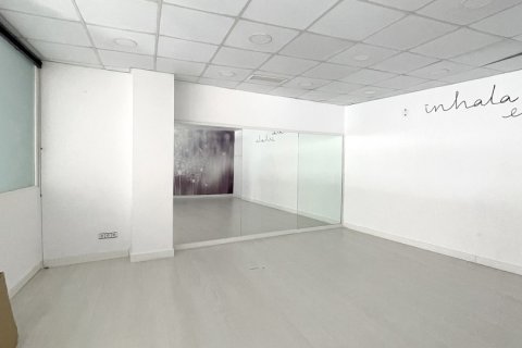 Liikekiinteistö vuokrattavana Sabadell, Barcelona, Espanja, 8 makuuhuonetta, 240 m2 No. 154293 - kuva 12