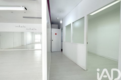 Liikekiinteistö vuokrattavana Sabadell, Barcelona, Espanja, 8 makuuhuonetta, 240 m2 No. 154293 - kuva 22