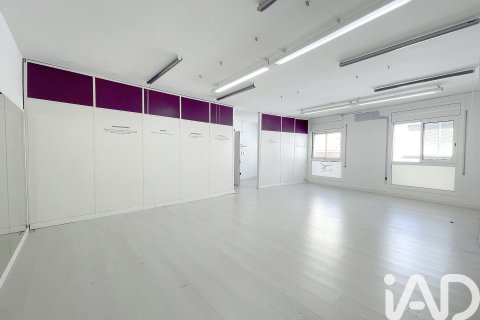 Liikekiinteistö vuokrattavana Sabadell, Barcelona, Espanja, 8 makuuhuonetta, 240 m2 No. 154293 - kuva 24