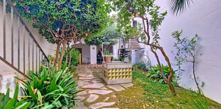 Villa in Vilanova i la Geltru, Barcelona, Spain 8 bedrooms, 456 sq.m. No. 150371