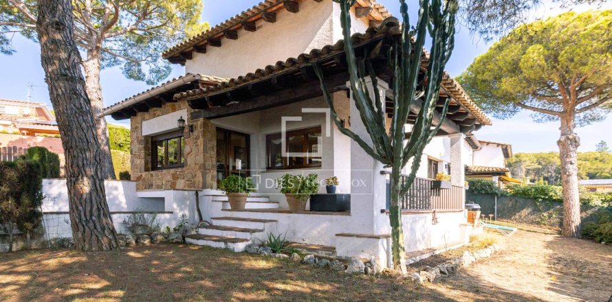 Villa in Vilassar de Dalt, Barcelona, Spain 4 bedrooms, 252 sq.m. No. 150375