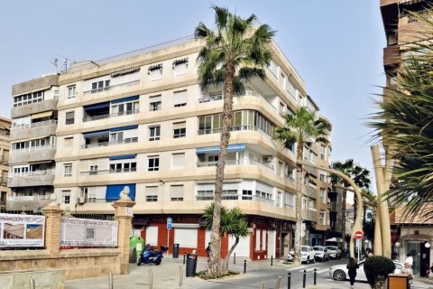 Apartamento en Torrevieja, Alicante, España 4 dormitorios, 150 m2 No. 180455