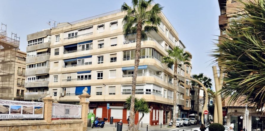Apartamento en Torrevieja, Alicante, España 4 dormitorios, 150 m2 No. 180455