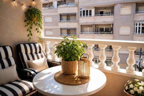 Apartment à Torrevieja, Alicante, Espagne 2 chambres, 64 m2 No. 184302