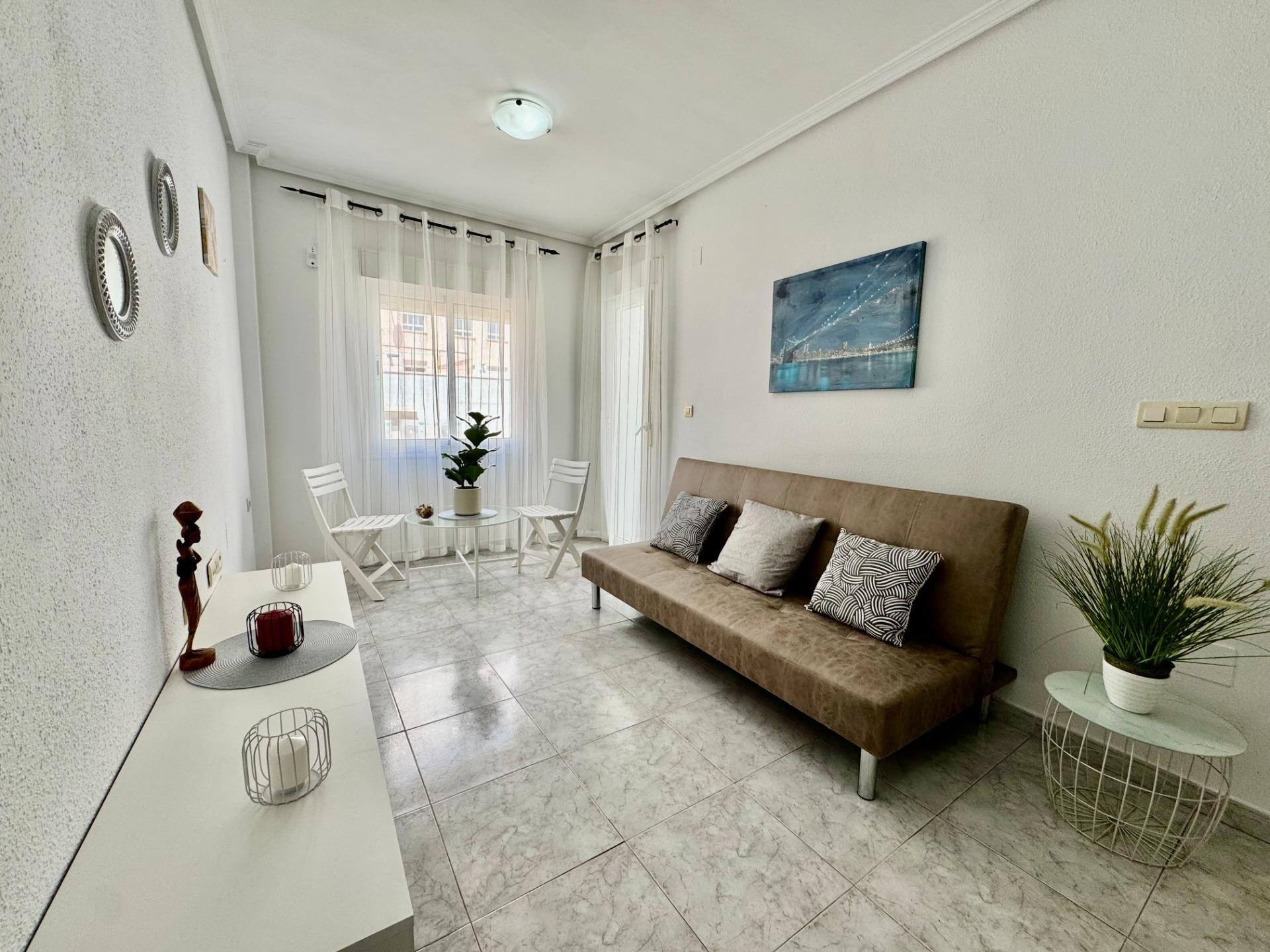Apartamento en Torrevieja, Alicante, España 2 dormitorios, 74 m2 No. 184300