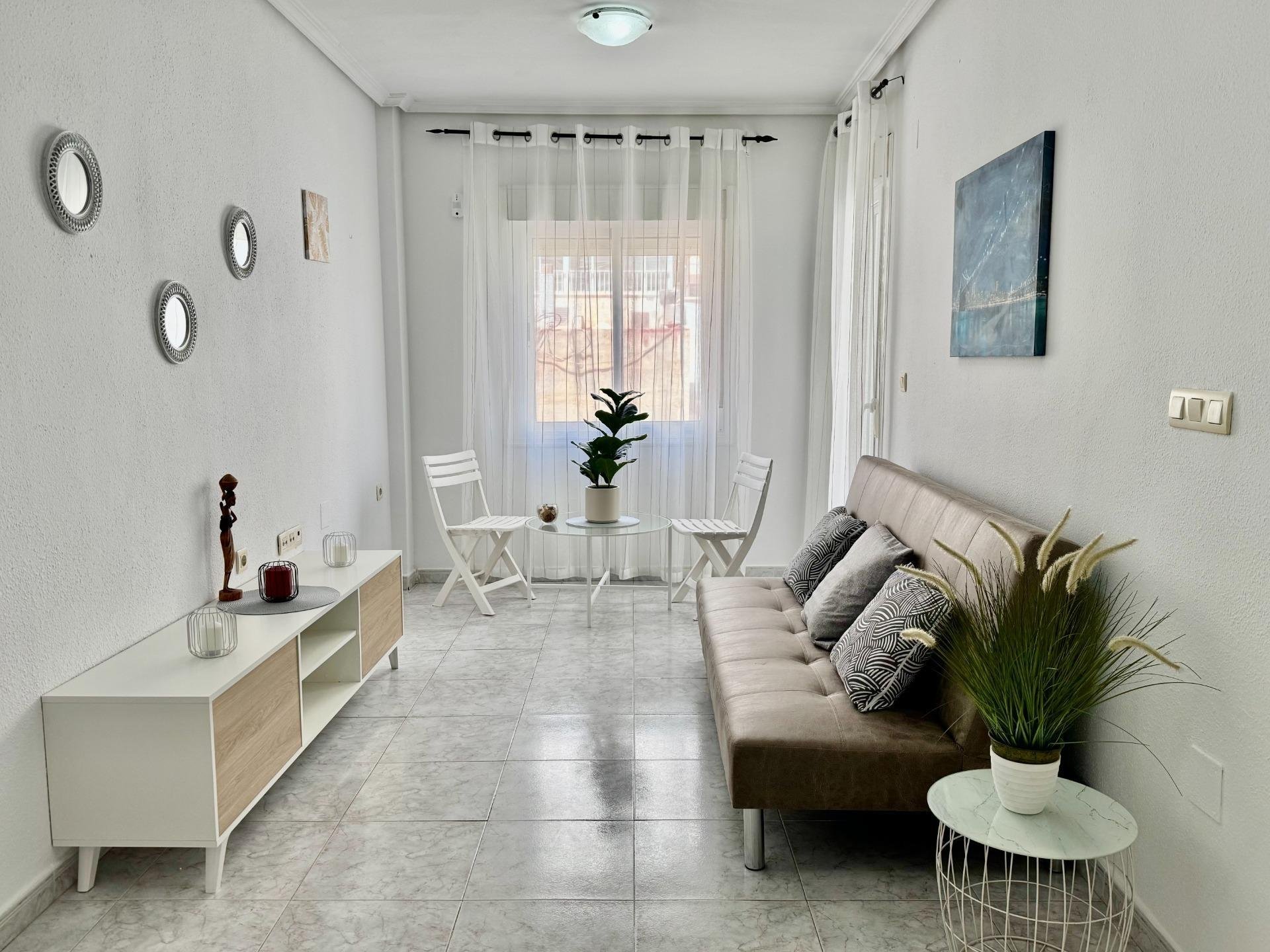 Apartamento en Torrevieja, Alicante, España 2 dormitorios, 74 m2 No. 184300