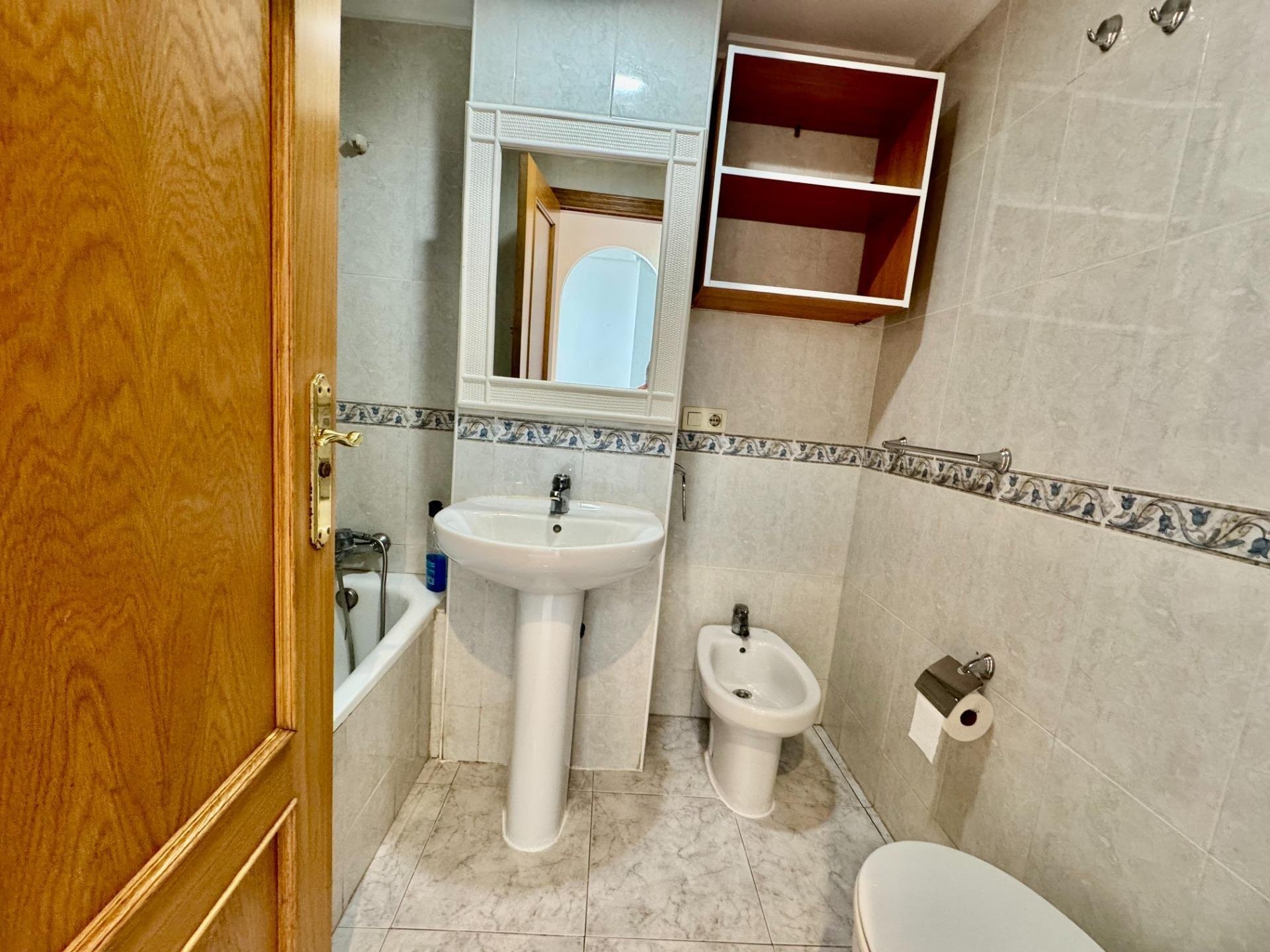 Apartamento en Torrevieja, Alicante, España 2 dormitorios, 74 m2 No. 184300