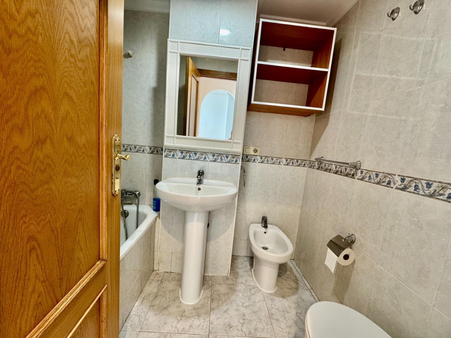 Apartamento en Torrevieja, Alicante, España 2 dormitorios, 74 m2 No. 184300
