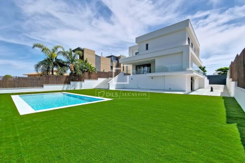 Villa till salu i Vilanova i la Geltru, Barcelona, Spanien 4 sovrum, 380 kvm. Nr. 192811 - foto 2
