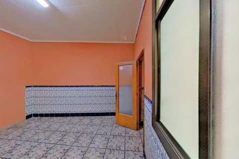 Apartment for sale in Barcelona, Spain 4 bedrooms, 110 sq.m. No. 167202 - photo 4