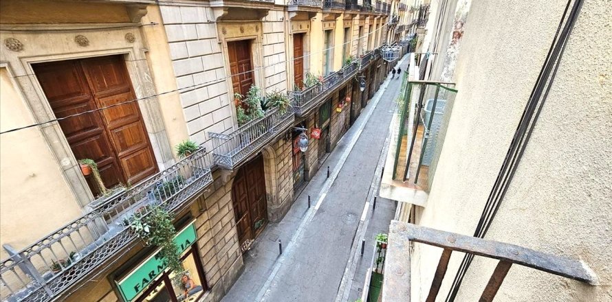Apartment in Barcelona, Spain 4 bedrooms, 110 sq.m. No. 167202