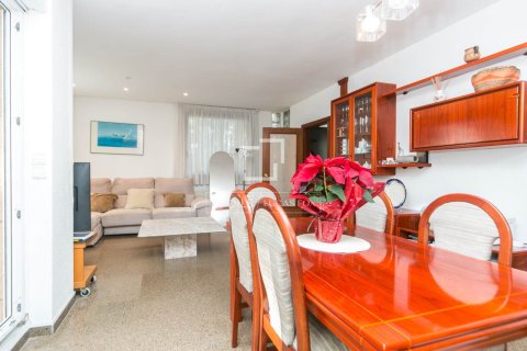 Villa for sale in Gava, Barcelona, Spain 5 bedrooms, 243 sq.m. No. 150536 - photo 9