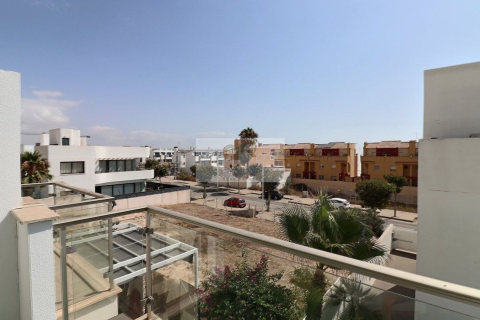 Tvåvåningslägenhet till salu i Guardamar del Segura, Alicante, Spanien 4 sovrum, 123 kvm. Nr. 196334 - foto 17