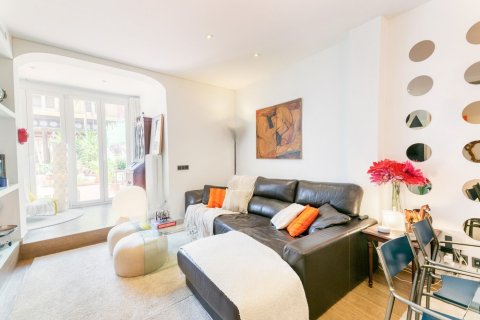 Apartamento en venta en Barcelona, España 7 dormitorios, No. 140962 - foto 1