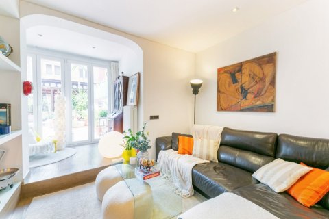 Apartamento en venta en Barcelona, España 7 dormitorios, No. 140962 - foto 2