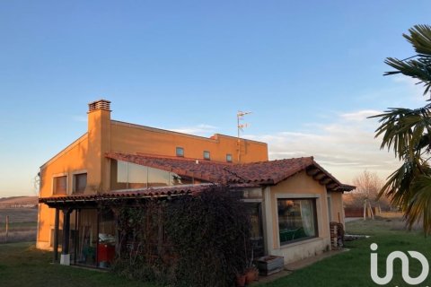 Сasa en venta en Villaturiel, León, España 3 dormitorios, 330 m2 No. 153856 - foto 2
