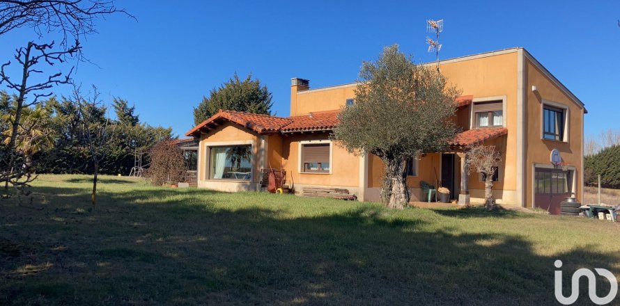 Сasa en Villaturiel, León, España 3 dormitorios, 330 m2 No. 153856